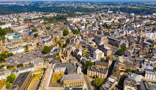 Immobilier à Saint-Brieuc (22000) en 2025 : la ville bretonne qui séduit par sa renaissance