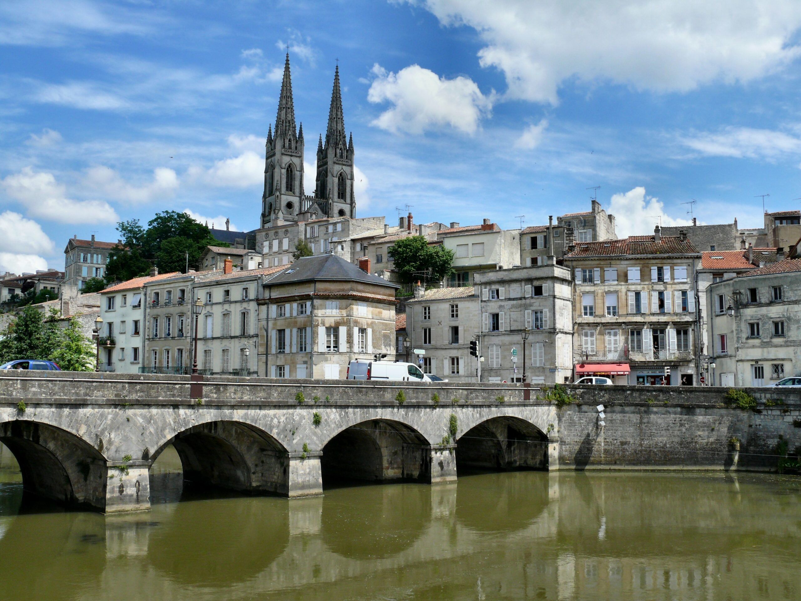 Niort : la ville moyenne qui attire les investisseurs en 2025