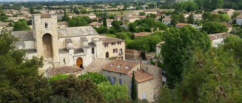 Quelles sont les caractéristiques du marché immobilier à Pernes les Fontaines ?
